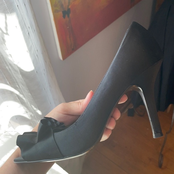 Satin Tahari Peep Toe Black Sloan Heel 8.5 - Picture 2 of 5